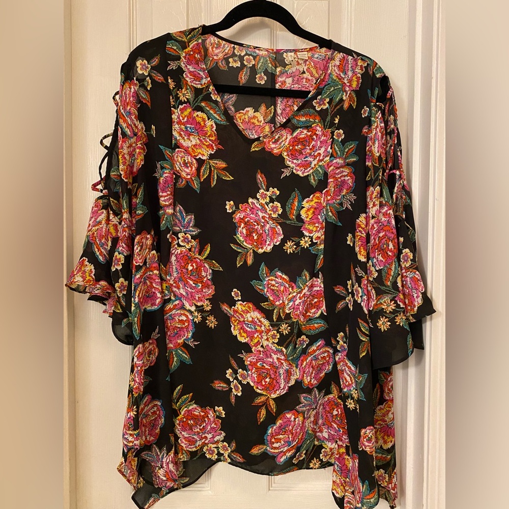Ladies cold shoulder blouse, size 18/20 w